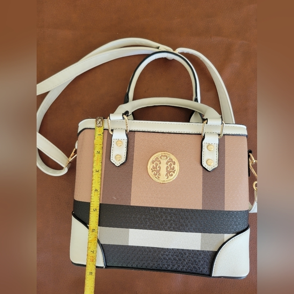 Elegant Tan and Black Women's Handbag - Picture 9 of 10